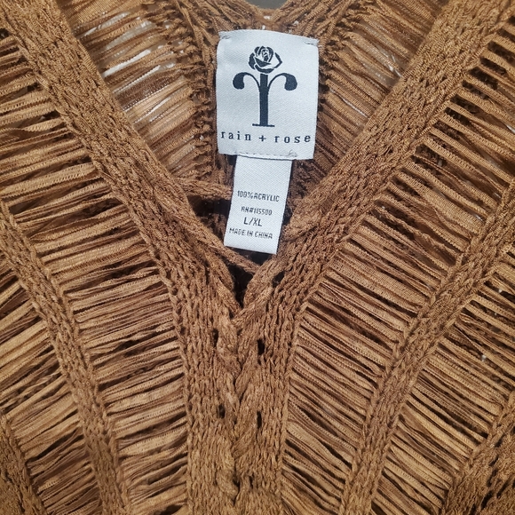 Rain and Rose Los Angeles Botique Poncho with fringe - Picture 4 of 4